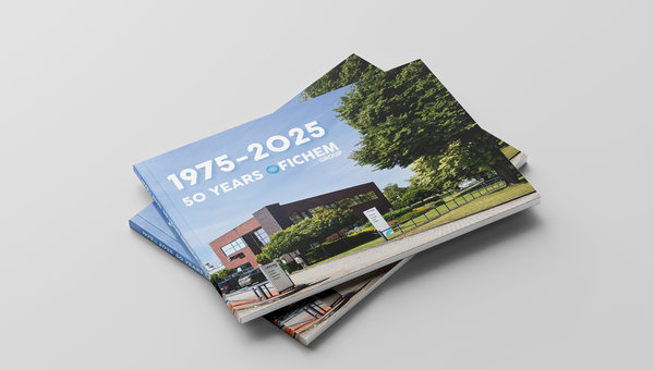 Mock-up omslag Jubileumboek Ofichem.jpg